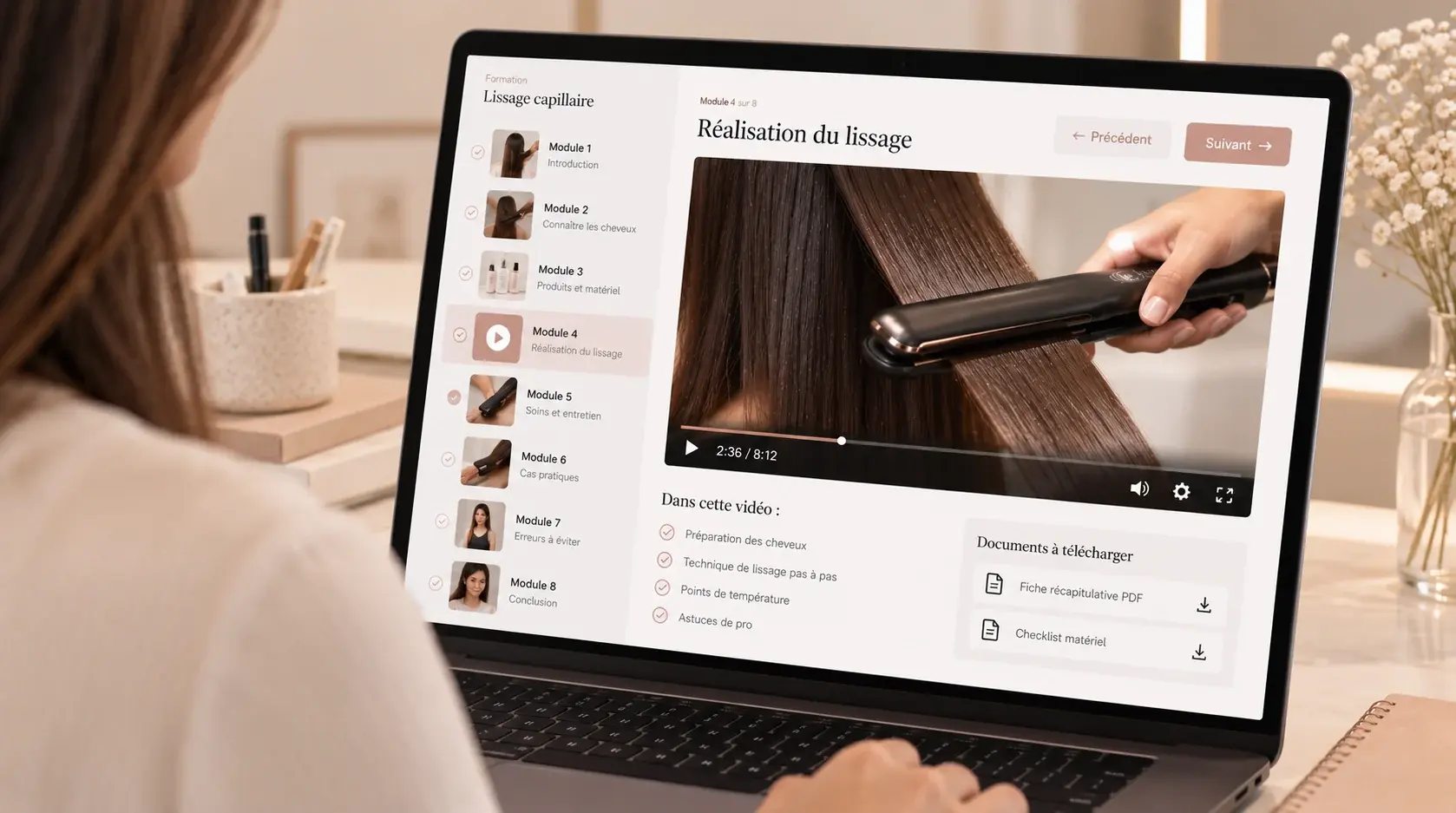 Formation esthétique en ligne suivie sur ordinateur portable